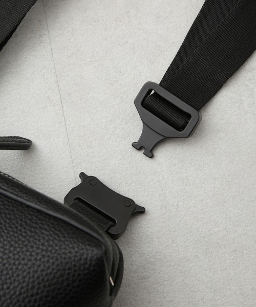 NANO universe（ナノユニバース）の「フェイクレザーボディーバッグ（ボディバッグ/ウエストポーチ・メンズ・ブラック・F）」の5枚目の写真