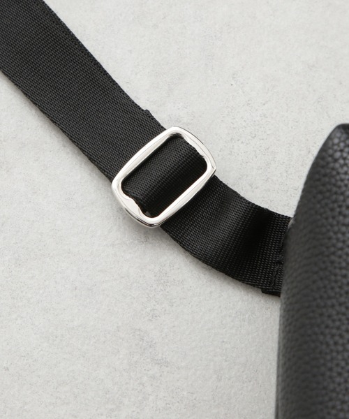 NANO universe（ナノユニバース）の「フェイクレザーボディーバッグ（ボディバッグ/ウエストポーチ・メンズ・ブラック・F）」の6枚目の写真