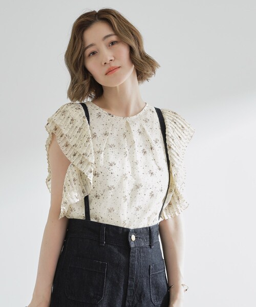 grove(グローブ)の「プリーツが彩る 華やか花柄ブラウス(シャツ/ブラウス・レディース・ブラック系/ブルー/ホワイト系3・01/02/03/04/05)」の2枚目の写真