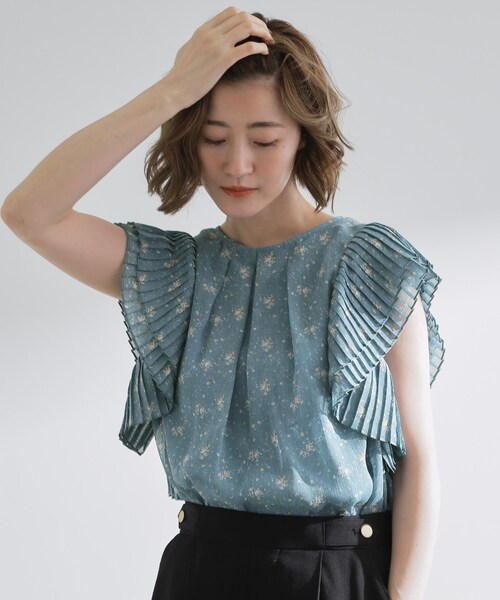 grove(グローブ)の「プリーツが彩る 華やか花柄ブラウス(シャツ/ブラウス・レディース・ブラック系/ブルー/ホワイト系3・01/02/03/04/05)」の1枚目の写真