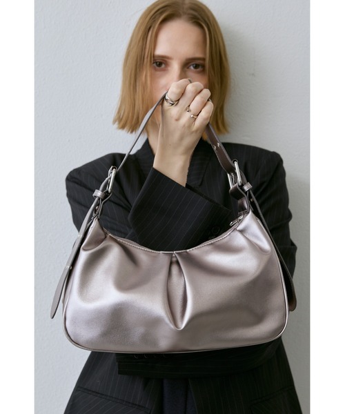 un/neu（アンノイ）の「ワンハンドルタックハンドバッグ / フェイクレザーショルダーバッグ / ペットボトル収納◎（ハンドバッグ・レディース・ブラック/レッド/シルバー・FREE）」の3枚目の写真