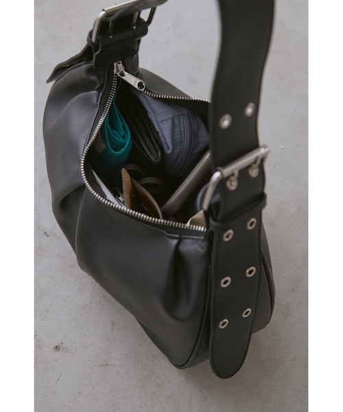 un/neu（アンノイ）の「ワンハンドルタックハンドバッグ / フェイクレザーショルダーバッグ / ペットボトル収納◎（ハンドバッグ・レディース・ブラック/レッド/シルバー・FREE）」の5枚目の写真