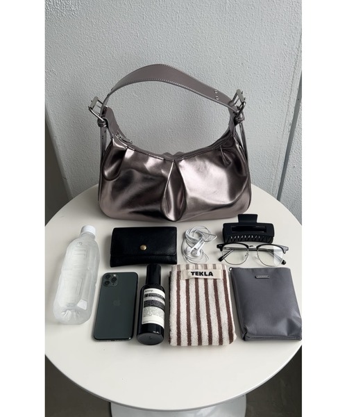 un/neu（アンノイ）の「ワンハンドルタックハンドバッグ / フェイクレザーショルダーバッグ / ペットボトル収納◎（ハンドバッグ・レディース・ブラック/レッド/シルバー・FREE）」の6枚目の写真