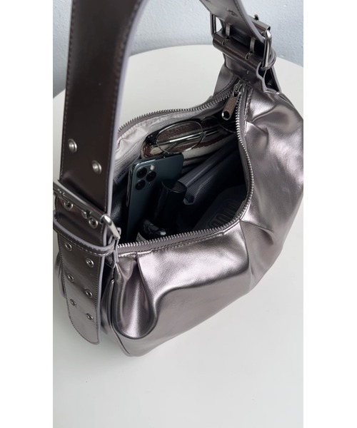 un/neu（アンノイ）の「ワンハンドルタックハンドバッグ / フェイクレザーショルダーバッグ / ペットボトル収納◎（ハンドバッグ・レディース・ブラック/レッド/シルバー・FREE）」の7枚目の写真