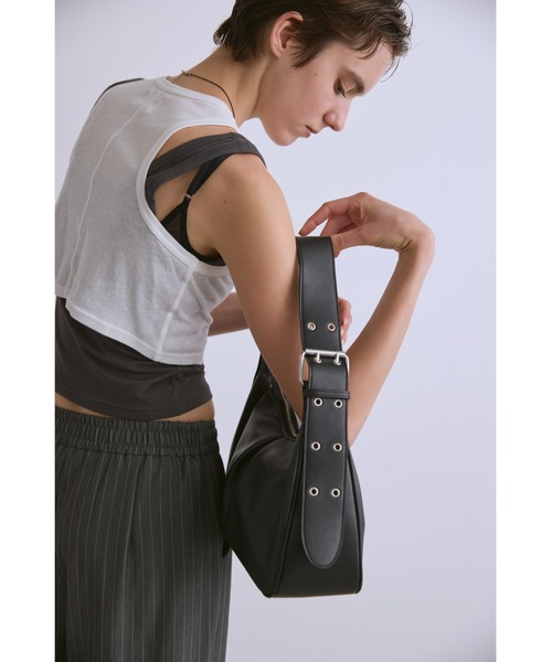 un/neu（アンノイ）の「ワンハンドルタックハンドバッグ / フェイクレザーショルダーバッグ / ペットボトル収納◎（ハンドバッグ・レディース・ブラック/レッド/シルバー・FREE）」の11枚目の写真