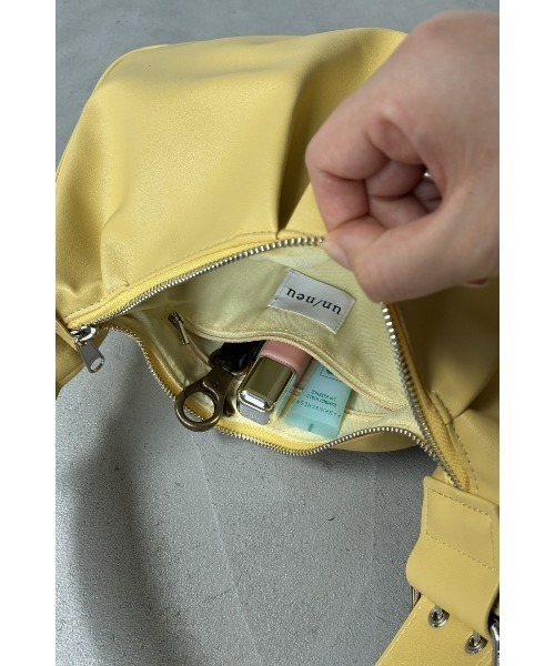 un/neu(アンノイ)の「ワンハンドルタックハンドバッグ / ペットボトル収納◎(ハンドバッグ・レディース・ブラック/レッド/シルバー/イエロー・FREE)」の16枚目の写真