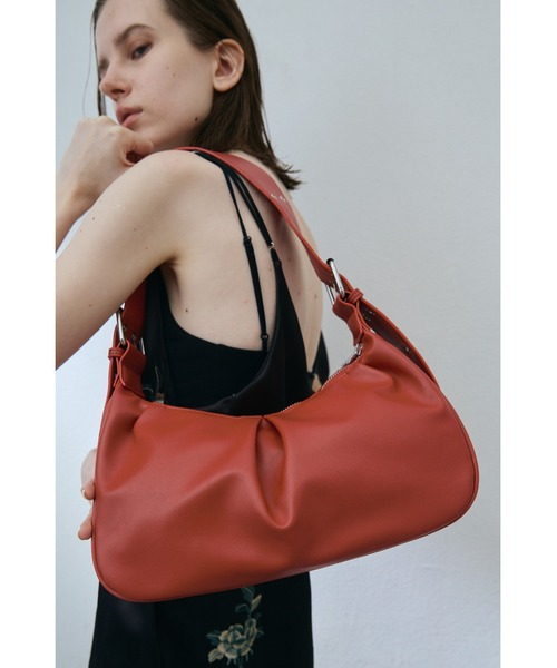 un/neu(アンノイ)の「ワンタックワイドハンドルバッグ / フェイクレザーショルダーバッグ / 500mlペットボトル収納可能(ハンドバッグ・レディース・ブラック/レッド/シルバー/イエロー・FREE)」の17枚目の写真