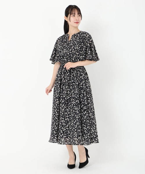 STRAWBERRY-FIELDS（ストロベリーフィールズ）の「レトロフラワーガーデン_フレアーケープスリーブワンピース（ワンピース・レディース・ブラック×ホワイト/ホワイト×ブラック・2）」の2枚目の写真