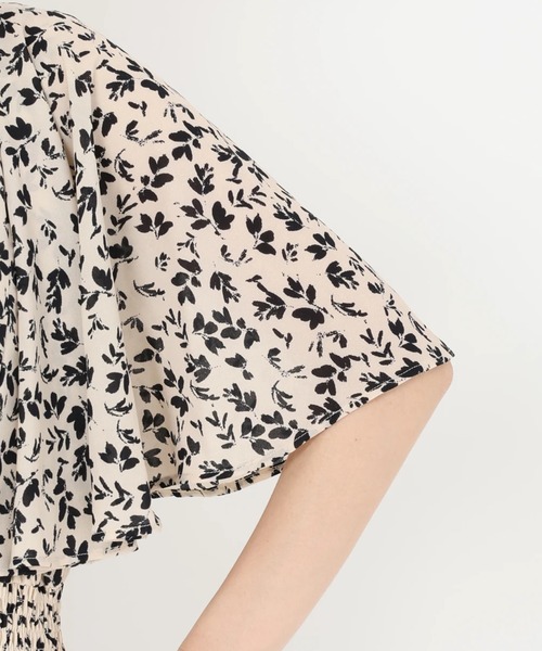 STRAWBERRY-FIELDS（ストロベリーフィールズ）の「レトロフラワーガーデン_フレアーケープスリーブワンピース（ワンピース・レディース・ブラック×ホワイト/ホワイト×ブラック・2）」の8枚目の写真