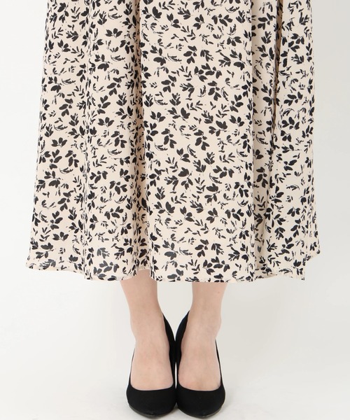 STRAWBERRY-FIELDS（ストロベリーフィールズ）の「レトロフラワーガーデン_フレアーケープスリーブワンピース（ワンピース・レディース・ブラック×ホワイト/ホワイト×ブラック・2）」の9枚目の写真