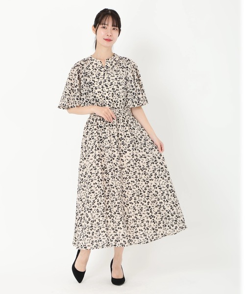 STRAWBERRY-FIELDS（ストロベリーフィールズ）の「レトロフラワーガーデン_フレアーケープスリーブワンピース（ワンピース・レディース・ブラック×ホワイト/ホワイト×ブラック・2）」の10枚目の写真