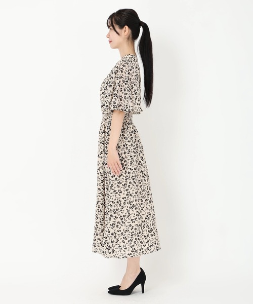 STRAWBERRY-FIELDS（ストロベリーフィールズ）の「レトロフラワーガーデン_フレアーケープスリーブワンピース（ワンピース・レディース・ブラック×ホワイト/ホワイト×ブラック・2）」の4枚目の写真