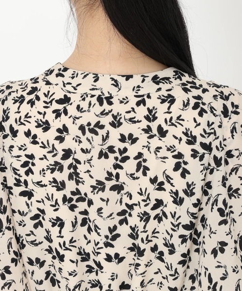 STRAWBERRY-FIELDS（ストロベリーフィールズ）の「レトロフラワーガーデン_フレアーケープスリーブワンピース（ワンピース・レディース・ブラック×ホワイト/ホワイト×ブラック・2）」の7枚目の写真