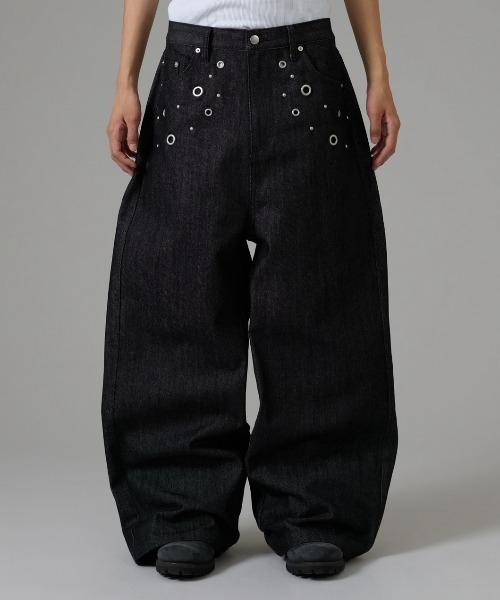 kutir(クティール)の「HATOME STUDS DESIGN RIGID BAGGY DENIM PANTS/ハトメスタッズデザインリジットバギーデニムパンツ(デニムパンツ・メンズ・インディゴブルー/ブラック・LARGE/SMALL/MEDIUM)」の2枚目の写真