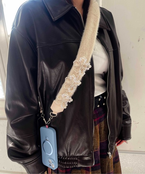 Casselini(キャセリーニ)の「Casselini(キャセリーニ)ビーズファーモバイルショルダー(スマホグッズ・レディース・アイボリー/ブラック/ブルー・FREE)」の2枚目の写真