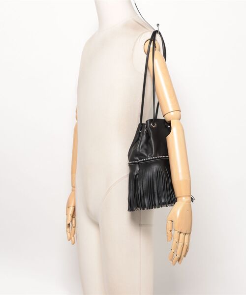 marco masi（マルコマージ）の「【MARCO MASI/マルコ・マージ】巾着　ショルダーバッグ　バケツバッグ　フリンジバッグ（ショルダーバッグ・レディース・ブラック/シルバー/ベージュ系その他・FREE）」の6枚目の写真
