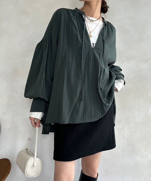 DouDou（ドゥドゥ）の「ギャザーチュニックブラウス（シャツ/ブラウス・レディース・チャコールグレー/オフホワイト/カーキ・FREE）」の2枚目の写真
