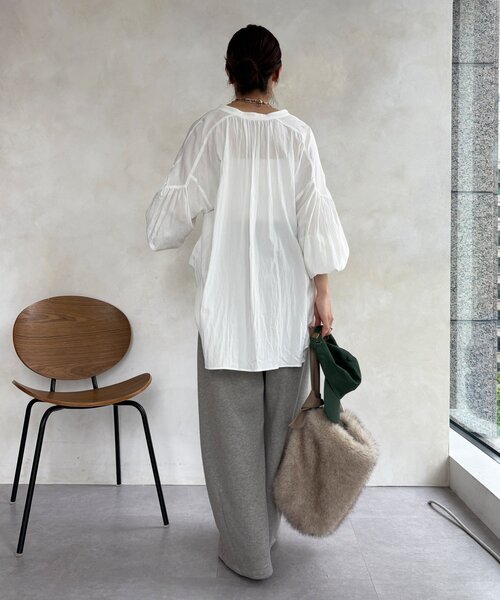 DouDou（ドゥドゥ）の「ギャザーチュニックブラウス（シャツ/ブラウス・レディース・チャコールグレー/オフホワイト/カーキ・FREE）」の6枚目の写真