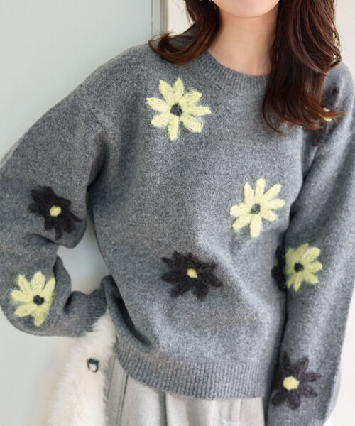 KOBE LETTUCE(コウベレタス)の「フラワー刺繍ふんわりニットトップス(ニット/セーター・レディース・ネイビー/グリーン/グレー/アイボリー・M)」の3枚目の写真