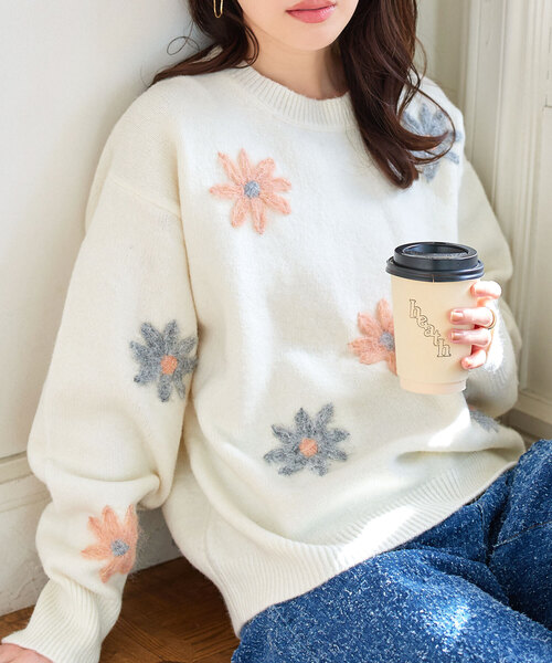 KOBE LETTUCE(コウベレタス)の「フラワー刺繍ふんわりニットトップス(ニット/セーター・レディース・ネイビー/グリーン/グレー/アイボリー・M)」の2枚目の写真