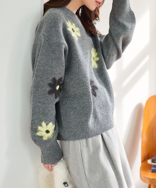 KOBE LETTUCE(コウベレタス)の「フラワー刺繍ふんわりニットトップス(ニット/セーター・レディース・ネイビー/グリーン/グレー/アイボリー・M)」の6枚目の写真