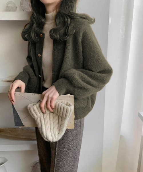 AMELY(エミリー)の「ラウンドネック ゴールドボタン ニットカーディガン(カーディガン/ボレロ・レディース・ブラウン/ブラック/カーキ/グレイッシュベージュ・L/M/フリー)」の4枚目の写真