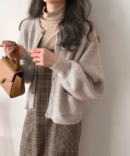 AMELY(エミリー)の「ラウンドネック ゴールドボタン ニットカーディガン(カーディガン/ボレロ・レディース・ブラウン/ブラック/カーキ/グレイッシュベージュ・L/M/フリー)」の3枚目の写真