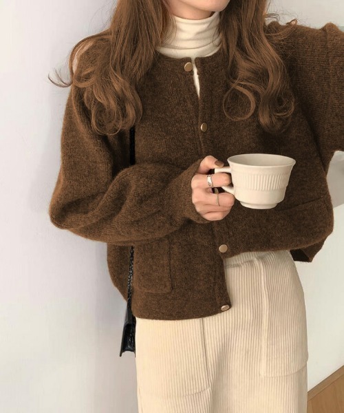 AMELY(エミリー)の「ラウンドネック ゴールドボタン ニットカーディガン(カーディガン/ボレロ・レディース・ブラウン/ブラック/カーキ/グレイッシュベージュ・L/M/フリー)」の6枚目の写真