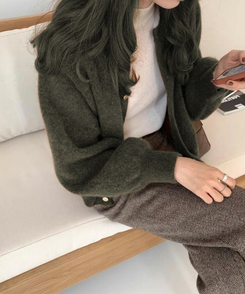 AMELY(エミリー)の「ラウンドネック ゴールドボタン ニットカーディガン(カーディガン/ボレロ・レディース・ブラウン/ブラック/カーキ/グレイッシュベージュ・L/M/フリー)」の8枚目の写真