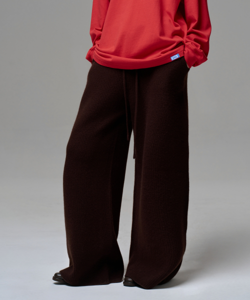ERA(エラ)の「WOMEN CASHMERE BLEND RELAXED KNIT SWEATPANTS - DARK BROWN(スウェットパンツ・レディース・ダークブラウン・OS)」の1枚目の写真