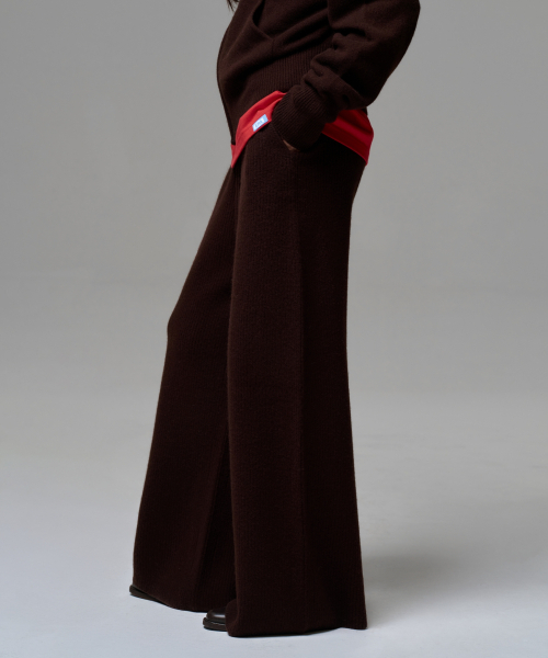 ERA(エラ)の「WOMEN CASHMERE BLEND RELAXED KNIT SWEATPANTS - DARK BROWN(スウェットパンツ・レディース・ダークブラウン・OS)」の2枚目の写真