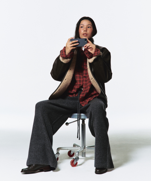 ERA(エラ)の「WOMEN CASHMERE BLEND RELAXED KNIT SWEATPANTS - DARK BROWN(スウェットパンツ・レディース・ダークブラウン・OS)」の7枚目の写真
