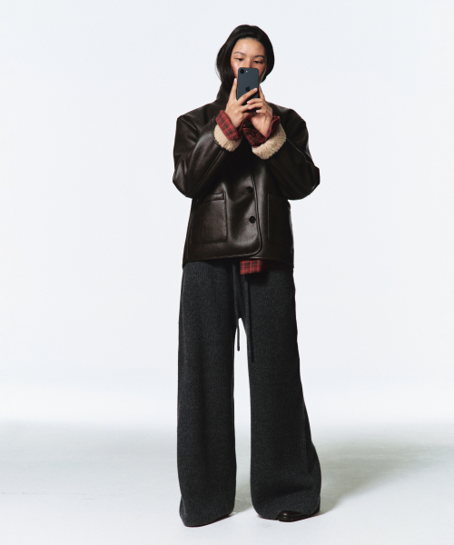 ERA(エラ)の「WOMEN CASHMERE BLEND RELAXED KNIT SWEATPANTS - DARK BROWN(スウェットパンツ・レディース・ダークブラウン・OS)」の8枚目の写真