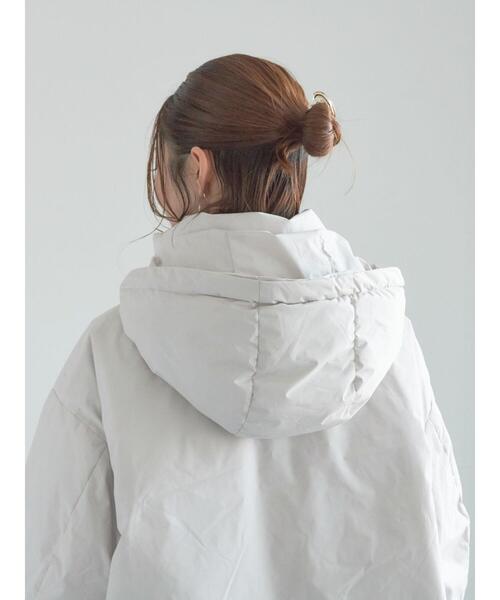 Te chichi（テチチ）の「【宮本茉由着用】フードショートダウンジャケット（ノーカラージャケット・レディース・シルバーグレー/カーキ/ブラック・F）」の18枚目の写真