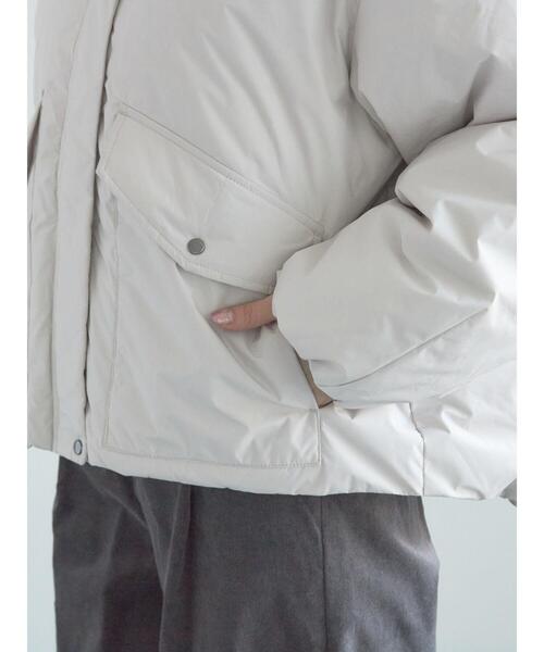 Te chichi（テチチ）の「【宮本茉由着用】フードショートダウンジャケット（ノーカラージャケット・レディース・シルバーグレー/カーキ/ブラック・F）」の21枚目の写真