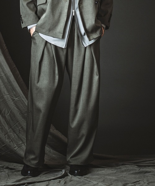 NO ID.(ノーアイディ)の「【NO ID.】2-Way Cross Tuck Easy Wide Trousers / 2ウェイ クロス タック イージー ワイド トラウザーズ(スラックス・メンズ・グレー/ブラック・2/1)」の11枚目の写真
