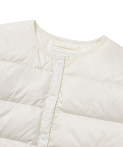 COVERNAT（カバーナット）の「RDS WOMEN'S COVERLITE COLLARLESS DOWN JUMPER（ダウンジャケット/コート・レディース・ライトブルー/アイボリー・MEDIUM/SMALL）」の8枚目の写真