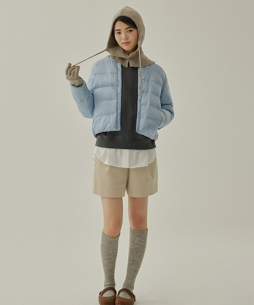COVERNAT（カバーナット）の「RDS WOMEN'S COVERLITE COLLARLESS DOWN JUMPER（ダウンジャケット/コート・レディース・ライトブルー/アイボリー・MEDIUM/SMALL）」の3枚目の写真