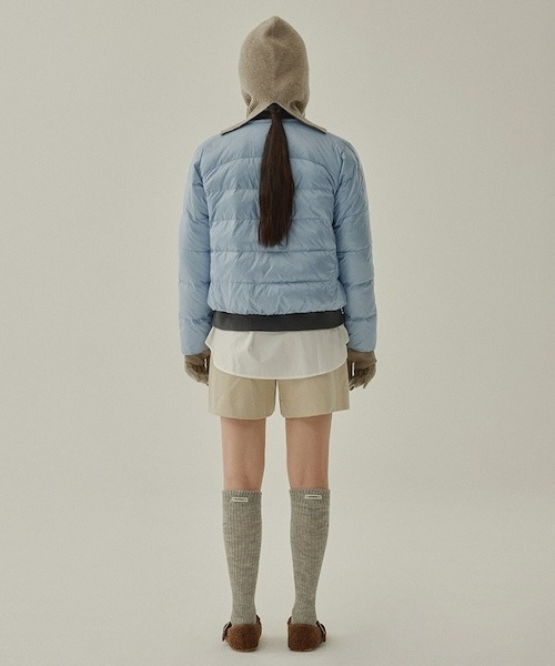 COVERNAT（カバーナット）の「RDS WOMEN'S COVERLITE COLLARLESS DOWN JUMPER（ダウンジャケット/コート・レディース・ライトブルー/アイボリー・MEDIUM/SMALL）」の4枚目の写真