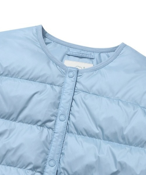 COVERNAT（カバーナット）の「RDS WOMEN'S COVERLITE COLLARLESS DOWN JUMPER（ダウンジャケット/コート・レディース・ライトブルー/アイボリー・MEDIUM/SMALL）」の15枚目の写真