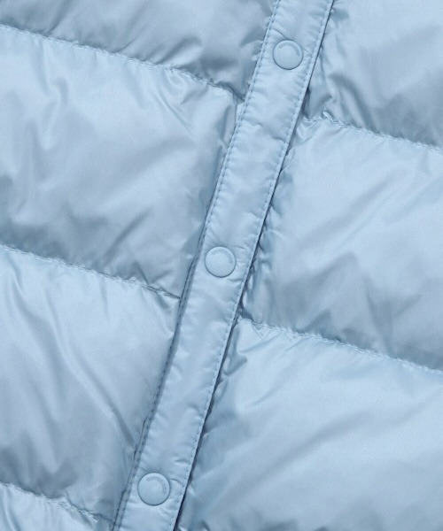 COVERNAT（カバーナット）の「RDS WOMEN'S COVERLITE COLLARLESS DOWN JUMPER（ダウンジャケット/コート・レディース・ライトブルー/アイボリー・MEDIUM/SMALL）」の18枚目の写真