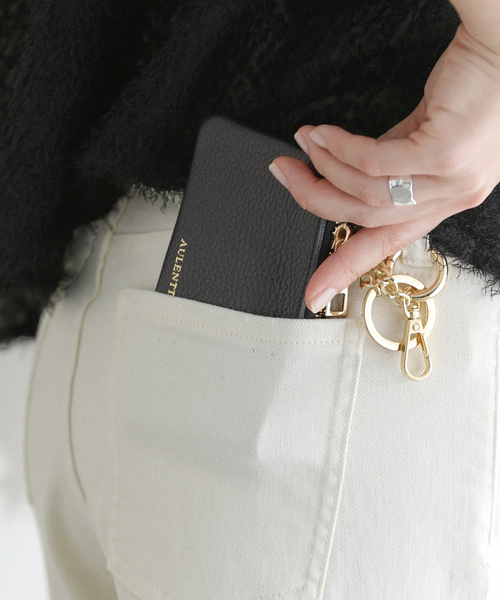 La TOTALITE（ラトータリテ）の「AULENTTI/オウレンティ レザーフラグメントケース（その他小物・レディース・キャメル/ブラック/アイボリー・FREE）」の4枚目の写真