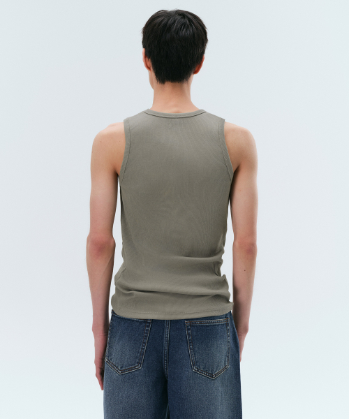 MUSINSA STANDARD（ムシンサスタンダード）の「エッセンシャルタンクトップ [ダスティカーキ]（Tシャツ/カットソー・メンズ・その他・SMALL/MEDIUM/LARGE/X-LARGE/XX-LARGE/XXX-LARGE）」の3枚目の写真