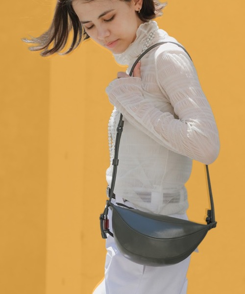 Archivepke（アーカイブエプク）の「Archivepke/アーカイブエプク Small fling bag ラムレザーフライングバッグ ショルダーバッグ 秋 秋服 2026年秋冬（ショルダーバッグ・レディース・ブラック/ダークブラウン/グレー/ブラウン・FREE）」の3枚目の写真