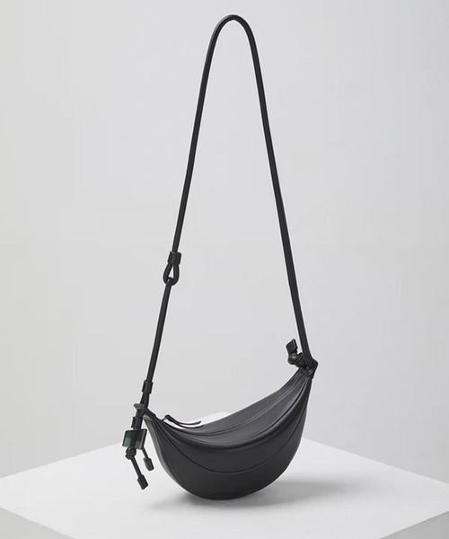 Archivepke（アーカイブエプク）の「Archivepke/アーカイブエプク Small fling bag ラムレザーフライングバッグ ショルダーバッグ 2026年春夏（ショルダーバッグ・レディース・ブラック/ダークブラウン・FREE）」の3枚目の写真