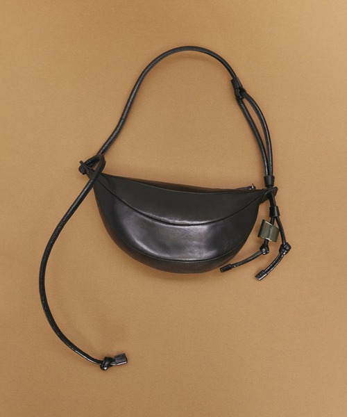 Archivepke（アーカイブエプク）の「Archivepke/アーカイブエプク Small fling bag ラムレザーフライングバッグ ショルダーバッグ 2026年春夏（ショルダーバッグ・レディース・ブラック/ダークブラウン・FREE）」の6枚目の写真