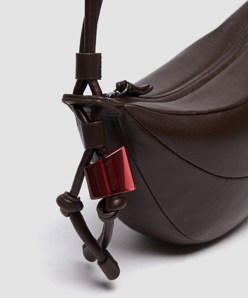 Archivepke（アーカイブエプク）の「Archivepke/アーカイブエプク Small fling bag ラムレザーフライングバッグ ショルダーバッグ 2026年春夏（ショルダーバッグ・レディース・ブラック/ダークブラウン・FREE）」の13枚目の写真