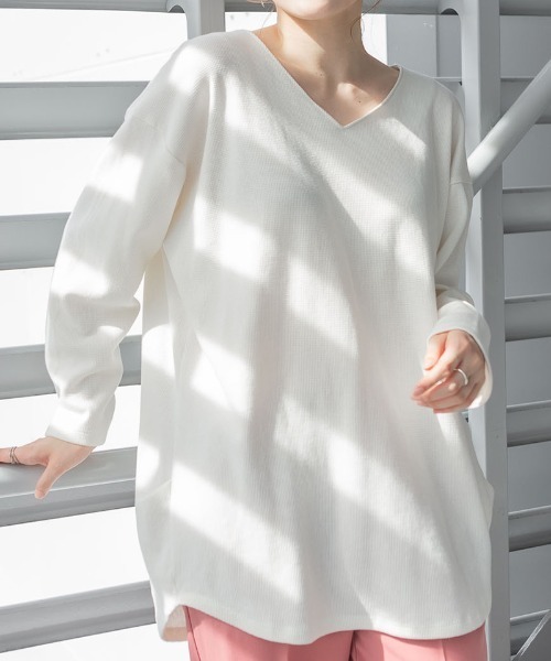 aity(アイティ)の「M-5L オーバーサイズ ワッフルVネックロンT 夏服(Tシャツ/カットソー・レディース・ネイビー/ホワイト/パープル/杢グレー/カーキ/ブラック・LL~3L/M~L/4L~5L)」の2枚目の写真