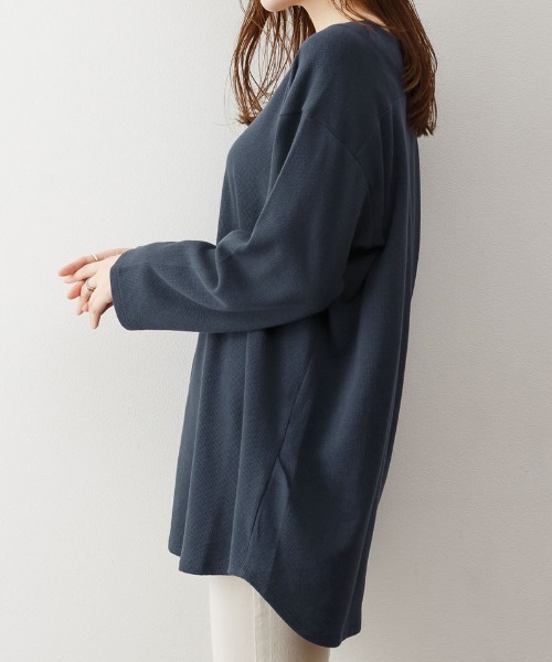aity(アイティ)の「M-5L オーバーサイズ ワッフルVネックロンT 夏服(Tシャツ/カットソー・レディース・ネイビー/ホワイト/パープル/杢グレー/カーキ/ブラック・LL~3L/M~L/4L~5L)」の15枚目の写真