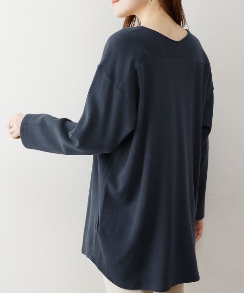 aity(アイティ)の「M-5L オーバーサイズ ワッフルVネックロンT 夏服(Tシャツ/カットソー・レディース・ネイビー/ホワイト/パープル/杢グレー/カーキ/ブラック・LL~3L/M~L/4L~5L)」の16枚目の写真